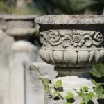 Hvordan undgår jeg, at mine planter tørrer ud i en plantekasse?